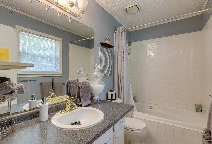 Jonesboro Home W/ Screened In Porch & Fire Pit!