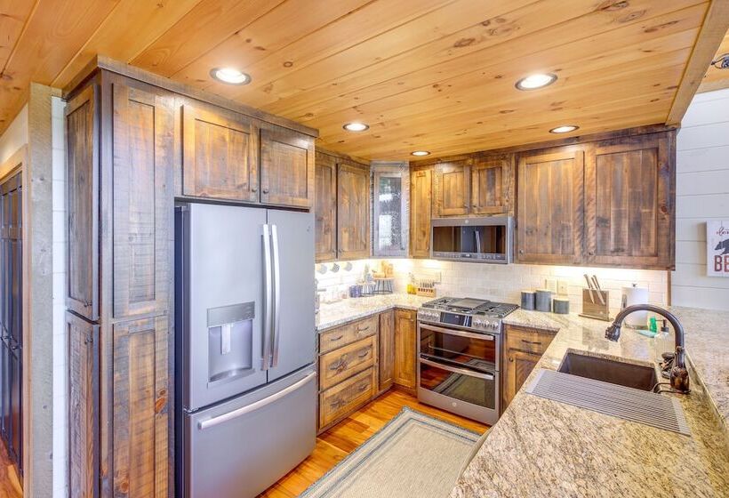 Luxury Mineral Bluff Cabin With Deck & Hot Tub!