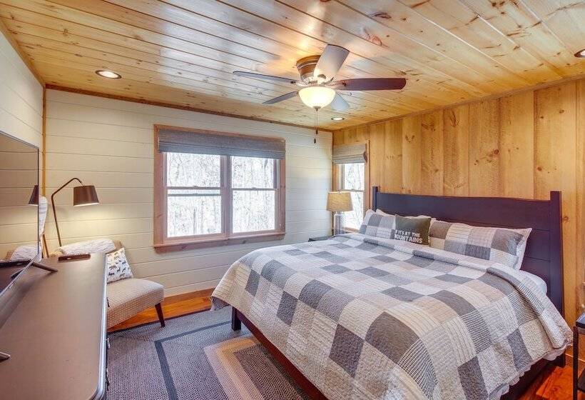 Luxury Mineral Bluff Cabin With Deck & Hot Tub!
