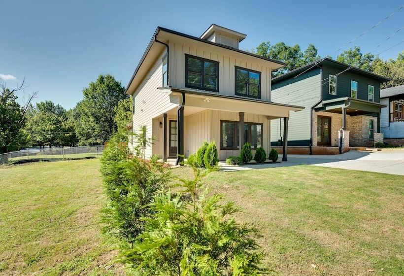 Luxury Smart Home: 2 Miles To Downtown Atlanta!