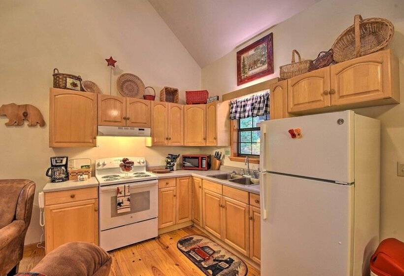 Modern Cabin W/ Deck In The Blue Ridge Mountains!