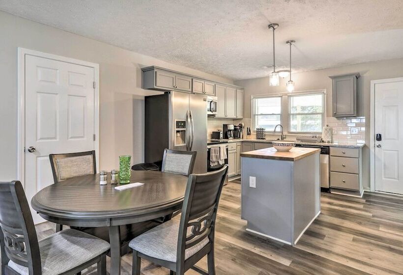 Modern Carrollton Home W/ Deck   Pets Welcome