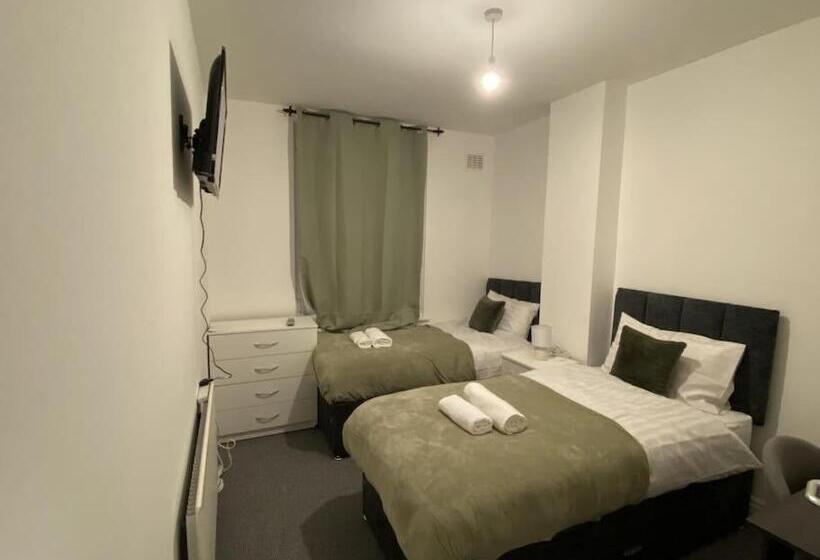 پانسیون Cosy 3bd Guesthouse. Private Bathrooms