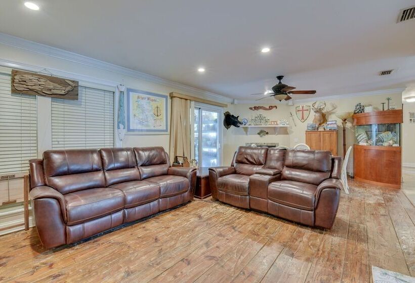 Pet Friendly Freeport Home   2 Mi To Beach!