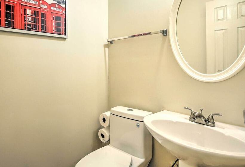 Pet Friendly Home W/ Yard ~ 15 Mi To Atlanta!