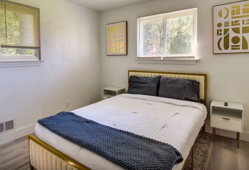 Pet Friendly Norfolk Retreat ~ 7 Mi To Beach!