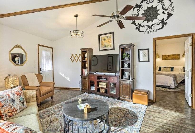 Picturesque Cottage In The Heart Of Trenton!