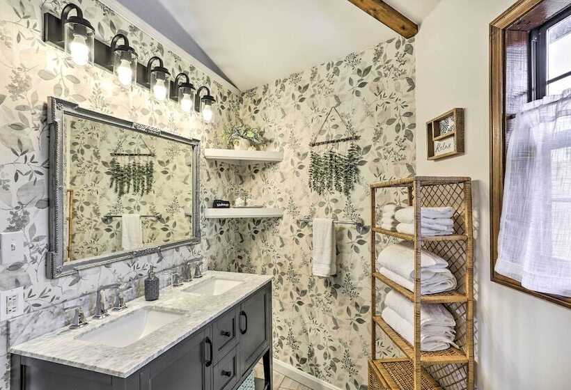 Picturesque Cottage In The Heart Of Trenton!