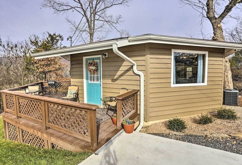 Picturesque Cottage In The Heart Of Trenton!
