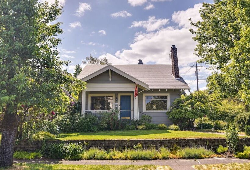 Walk To Williams District: Home W/ Hot Tub & Patio