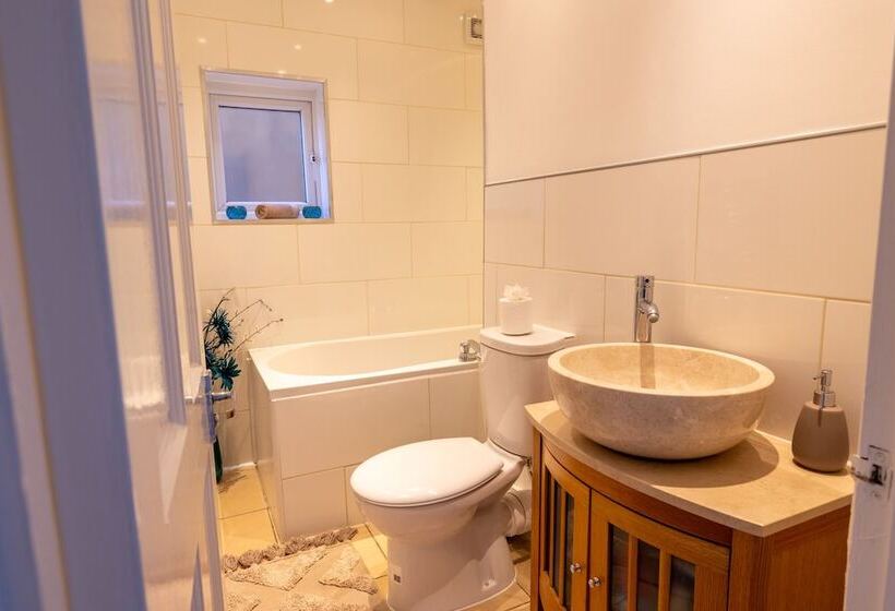 اقامتگاه Captivating 4 Bed House In Dartford