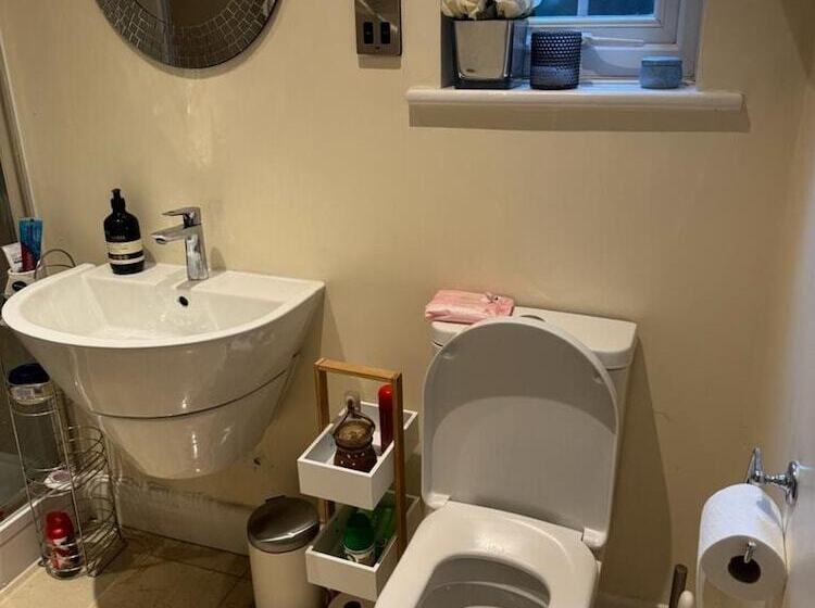 Резиденция Cosy And Lovely 4 Bed House In Stanmore