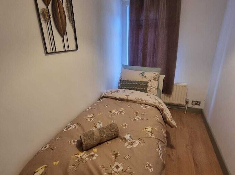 اقامتگاه Elegant 4 Bed House In Dartford