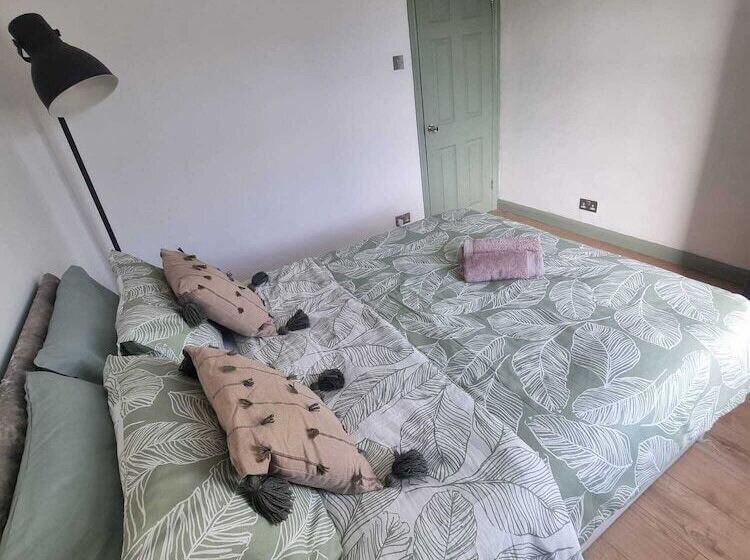 اقامتگاه Elegant 4 Bed House In Dartford