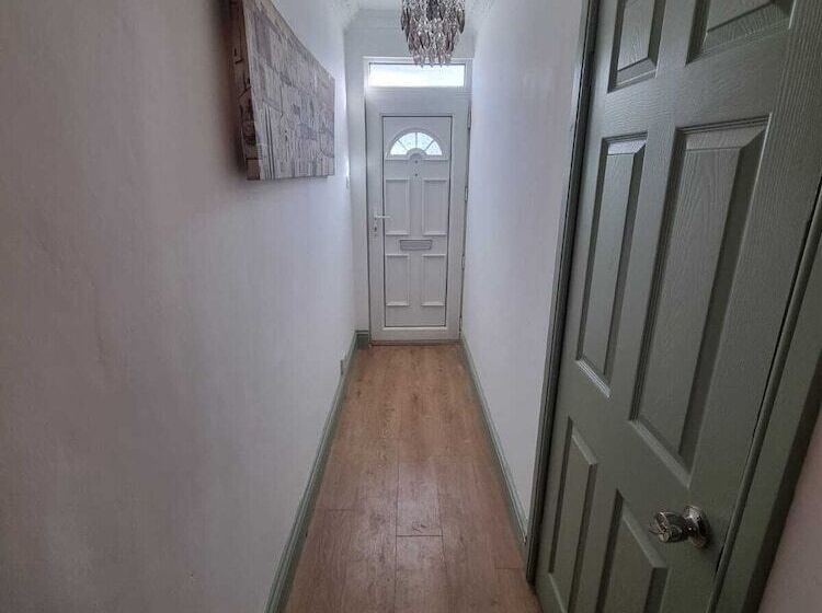 اقامتگاه Elegant 4 Bed House In Dartford