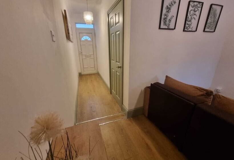 اقامتگاه Elegant 4 Bed House In Dartford