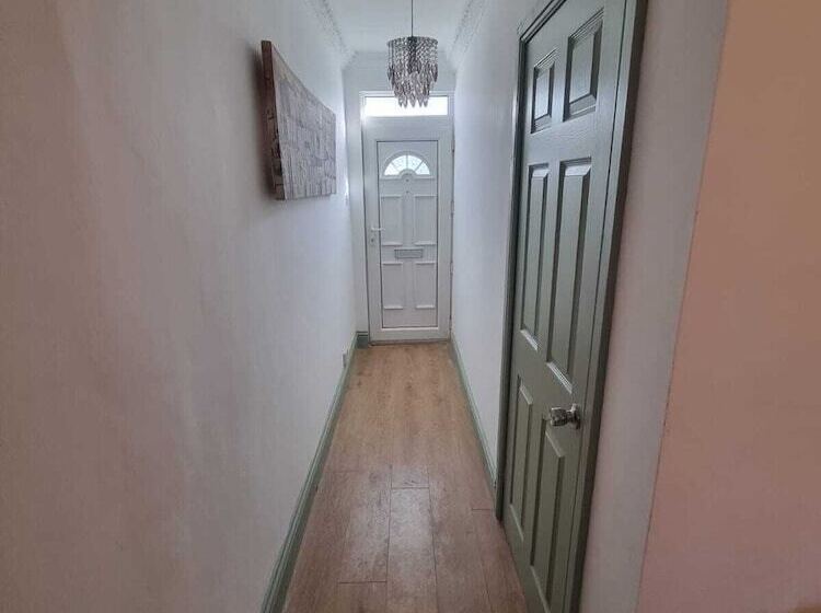 اقامتگاه Elegant 4 Bed House In Dartford