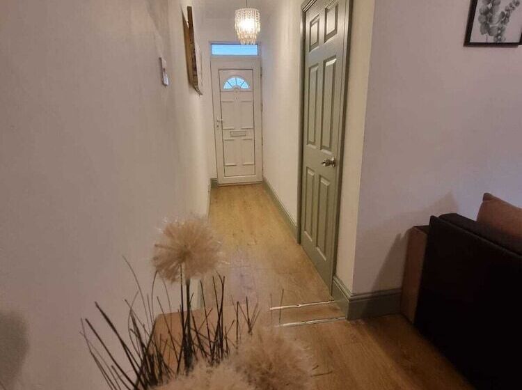 اقامتگاه Elegant 4 Bed House In Dartford