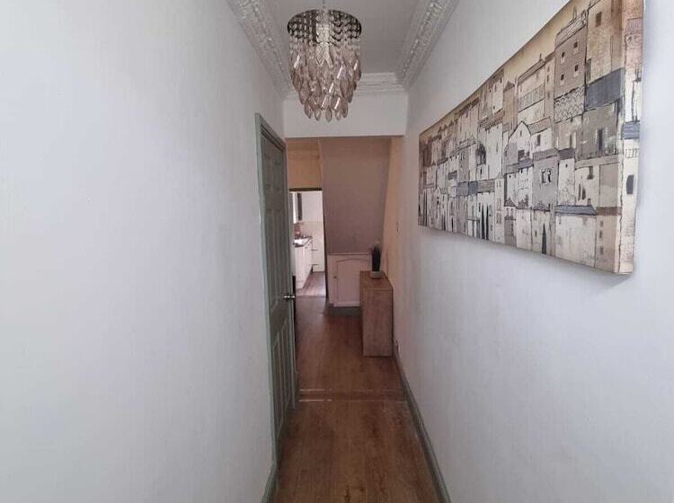 اقامتگاه Elegant 4 Bed House In Dartford