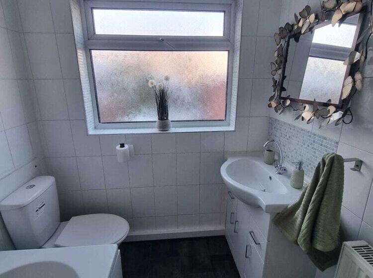 اقامتگاه Elegant 4 Bed House In Dartford