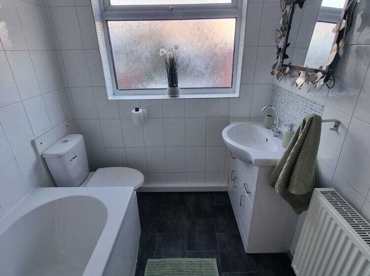 اقامتگاه Elegant 4 Bed House In Dartford