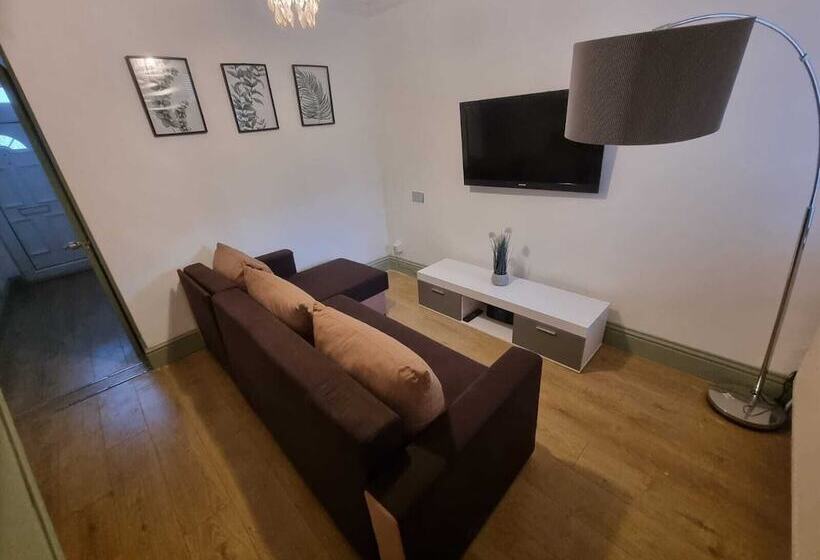 اقامتگاه Elegant 4 Bed House In Dartford