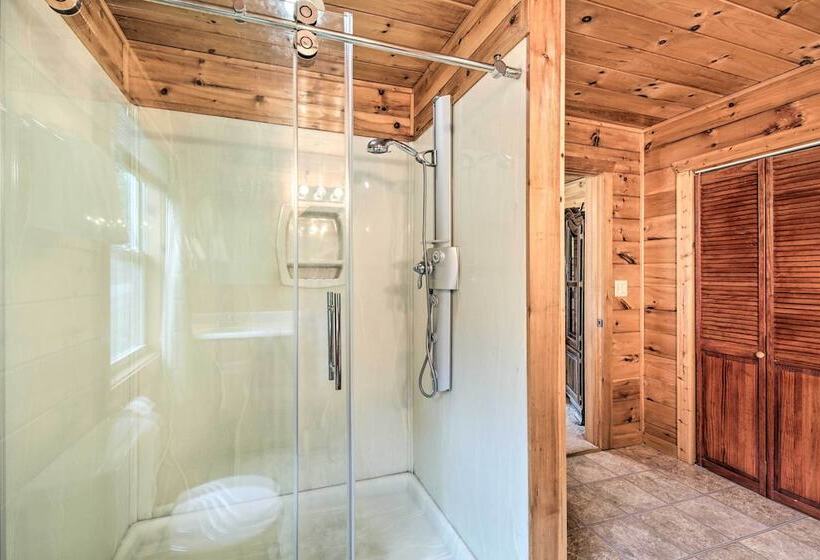 Riffle Run Cabin: River Access, Hot Tub, Game Room