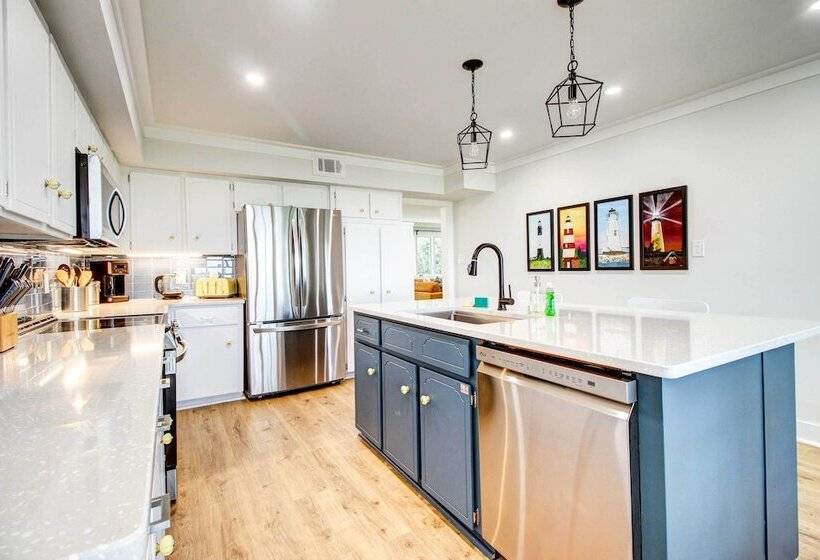 Riverfront Richmond Hill Home W/ Private Pool