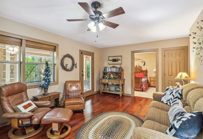 Drifting Feather  Mountain Cabin: Waterfront Deck