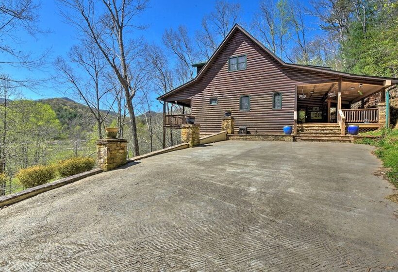Spacious Hiawassee Cabin W/ Porch & Mtn View!