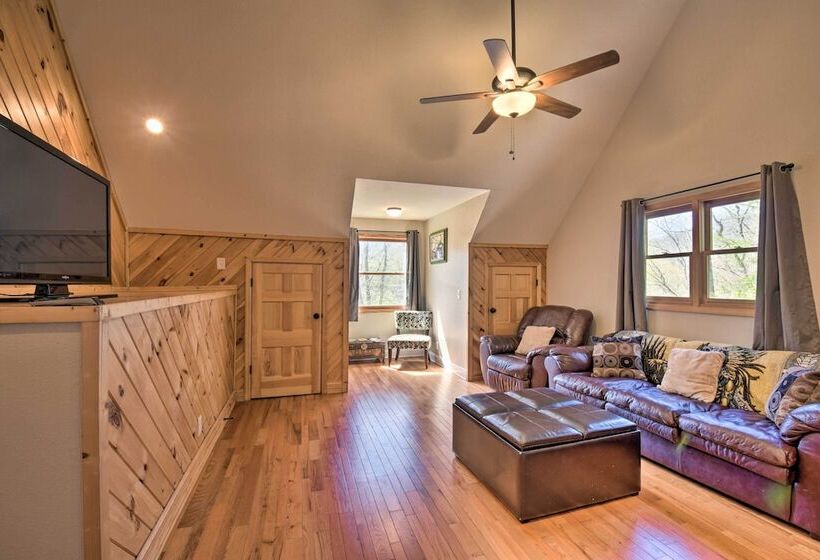 Spacious Hiawassee Cabin W/ Porch & Mtn View!