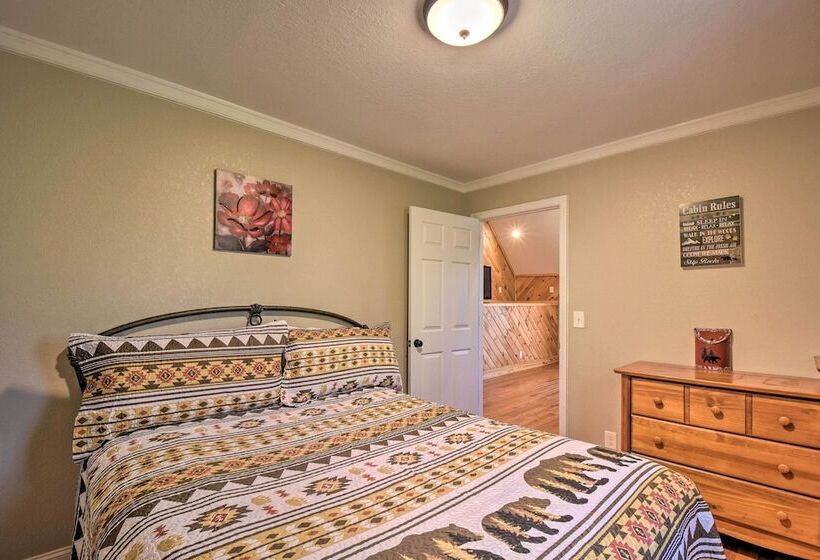 Spacious Hiawassee Cabin W/ Porch & Mtn View!