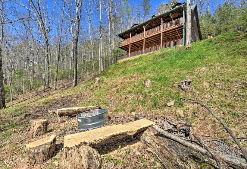 Spacious Hiawassee Cabin W/ Porch & Mtn View!