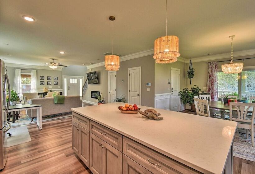Norfolk Getaway W/ Yard, Bicycles, & Kayaks!