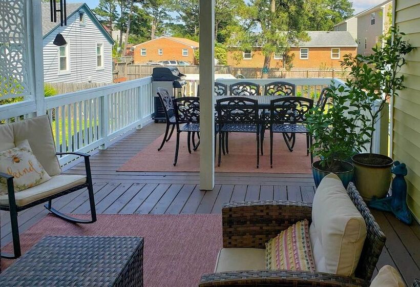 Norfolk Getaway W/ Yard, Bicycles, & Kayaks!