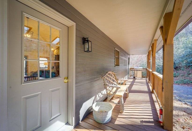 Blowing Rock Escape W/ Covered Deck & Fire Pit