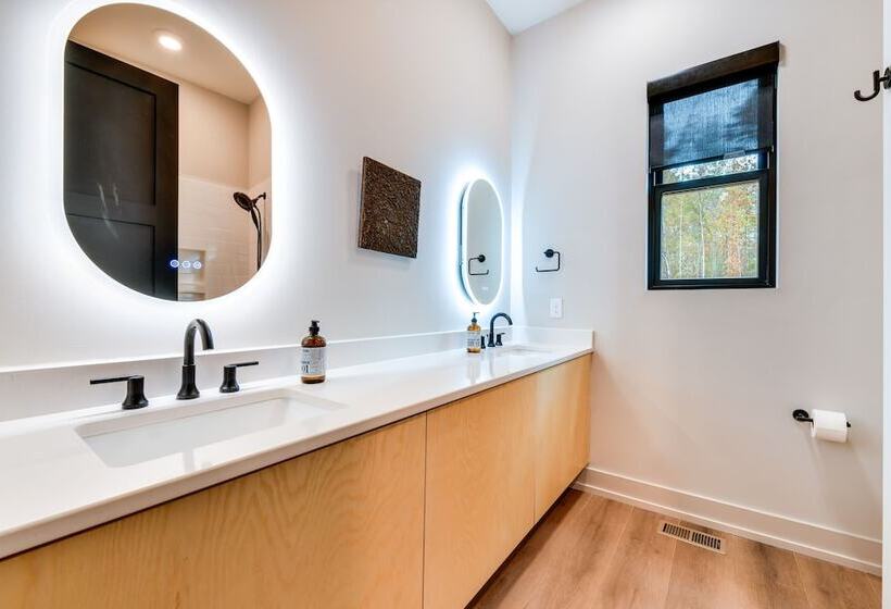 Bright Mooresville Retreat, Steps To Lake Norman!