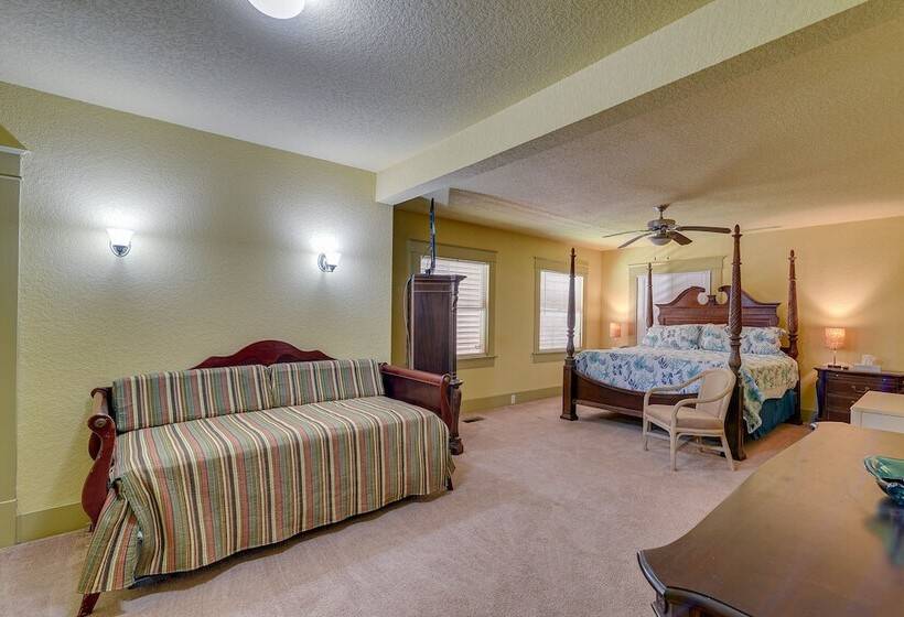 Central Galveston Home < 1 Mi To Beach!