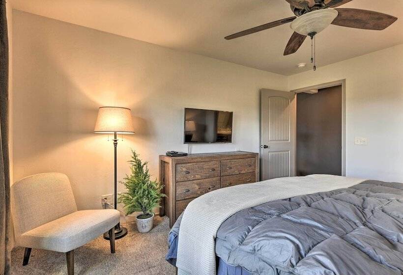 Cozy Designer Home W/ Gorgeous Mountain Views!