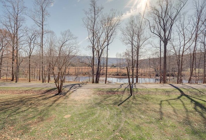 Cozy Eagle Rock Cottage On The Creek W/ Loft!