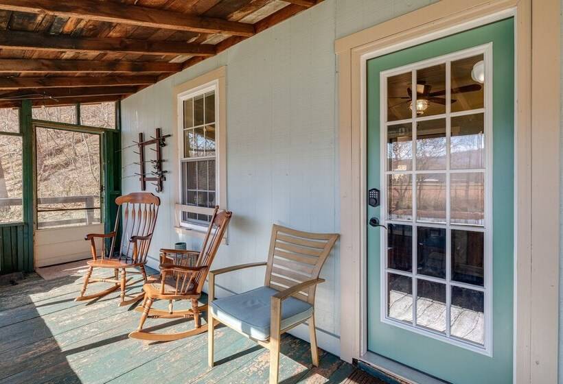 Cozy Eagle Rock Cottage On The Creek W/ Loft!