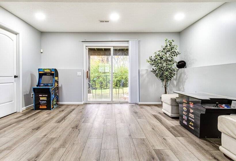Cozy Ohio Home   Deck, Arcade Games & Near Golfing