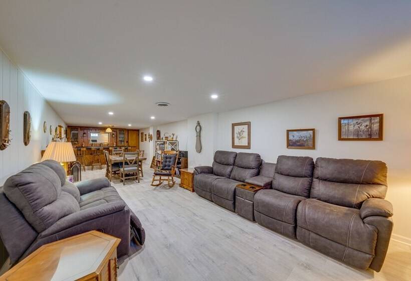 Coty S House  Illinois Getaway W/ Bar: Near Golf!