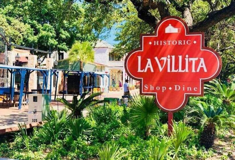 Exquisite Studio Guesthouse Near Downtown S Core!