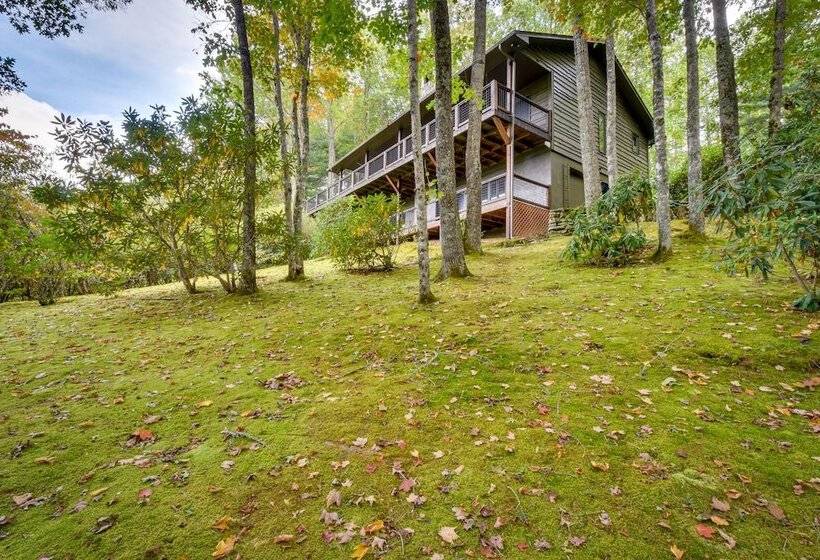 Highlands Haven: Fireplace, Deck & Mountain Views!