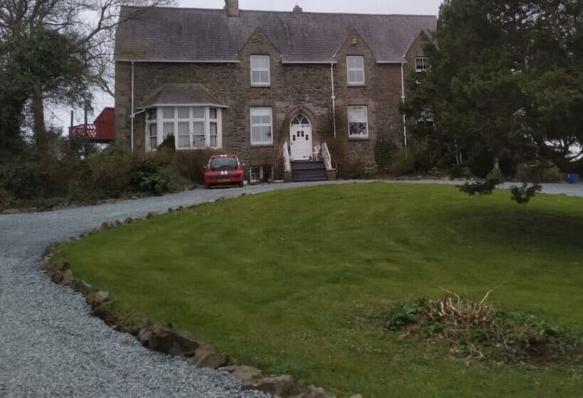 فندق Cozy Cabin With Hot Tub Retreat In Anglesey