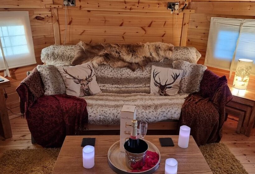 فندق Cozy Cabin With Hot Tub Retreat In Anglesey