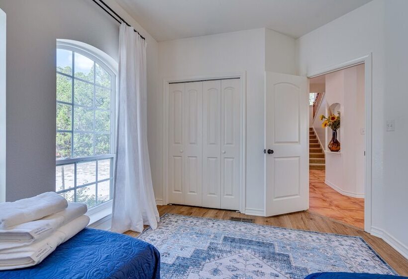 Jonestown Retreat W/ Deck: 6 Mi To Lake Travis!