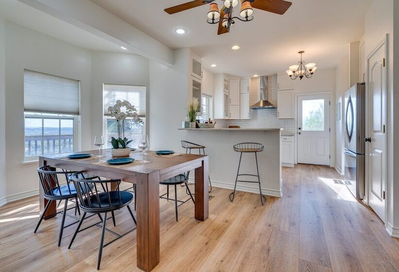 Jonestown Retreat W/ Deck: 6 Mi To Lake Travis!