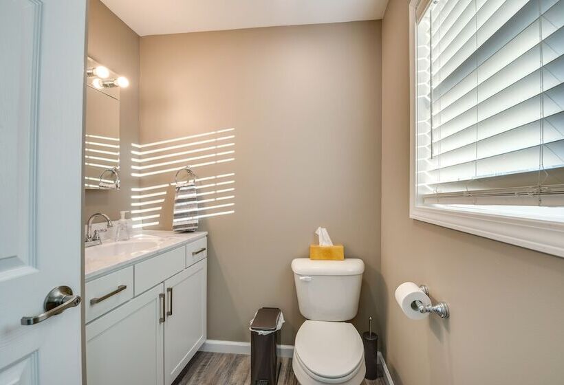 Luxe Pennsylvania Lakefront Vacation Rental!